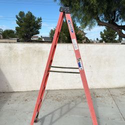 8 Ft   High  Ladder Like New 