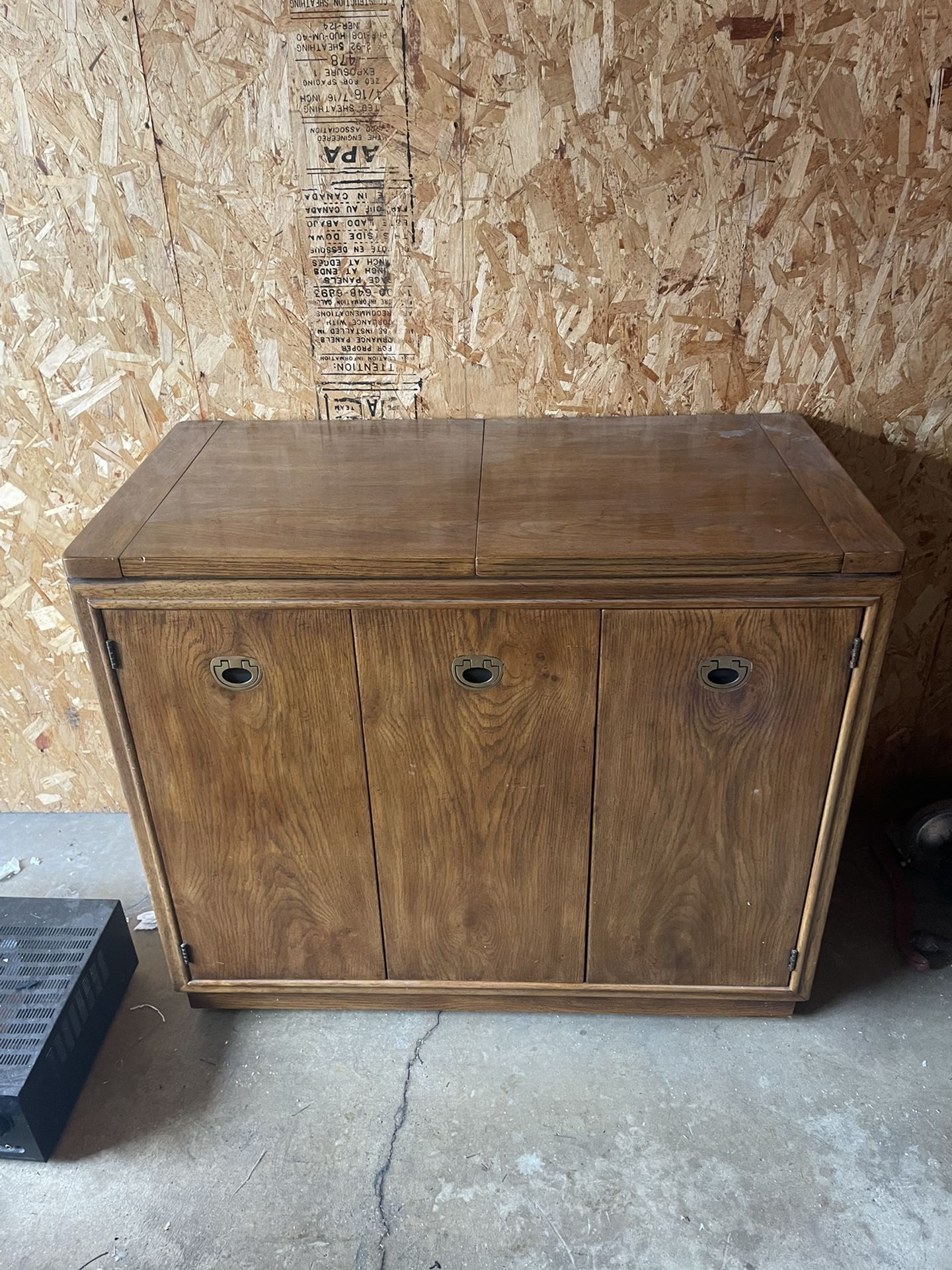Vintage Drexel Heritage Rolling Bar Liqour Cabinet