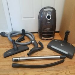 NEW cond MIELE  S8 UNIQ VACUUM  PRO HEAD ELECTRO PREMIUM  WITH COMPLETE ATTACHMENTS  ,  IN THE BOX  ,  MADE IN GERMANY 