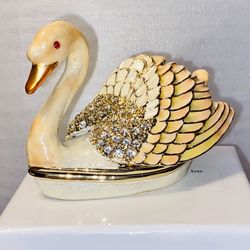 MS. SWAN PEARLY SPARKLY RUBY RED JEWELED EYES