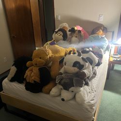 Tons Of Stuffed Animals. Huge Lot. Christmas Gifts Toya. 