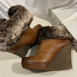 Badura leather Fur cuff Wedge boots Sz 8 Rubber wedge and sole Zip close  4” heel Very comfortable