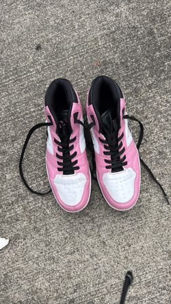 Women Reebok tennis shoes size 6 pink color