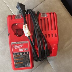 Milwauke M18 And M12 Multi Voltage Charger With Battery 