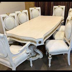 Dinning set. Absolutely gorgeous ,  Italian dinning set, rectangular table   Glass on the top, 2 captain chairs , 6 regular chairs , All made with Bee