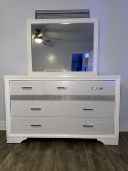 Brand New Dresser with Mirror / Comoda con Espejo Nueva a Estrenar