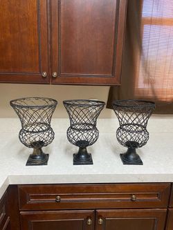 3 Bases De Metal Negro Con Un Toque Dorado 14 1/2 High, 9 1/2 Wide Top $20 Each