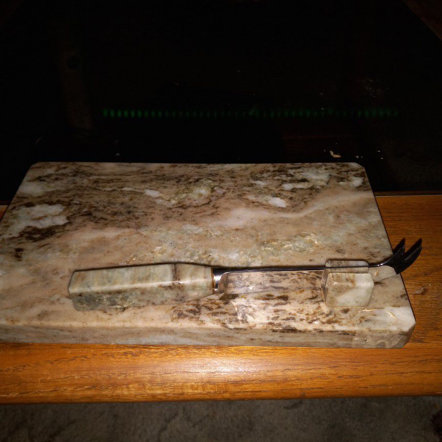 CONNEMARA MARBLE CHEESE BOARD AND KNIFE WITH  MARBLE HANDLE. RARE FIND