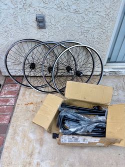 4 VENZO 26” Rear Bike Wheels + Bike Stand