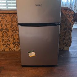 Whirlpool Mini Fridge w/ Freezer