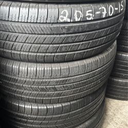 Set Of Tires (4) 205-70-15 Michelin