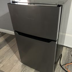       Hisense 3.2 cu.ft Mini-fridge Dual-Door With Freezer 33x18