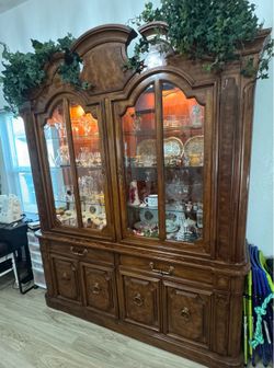 Fine China shelves, Hutch with drawers, Chinera con repisas