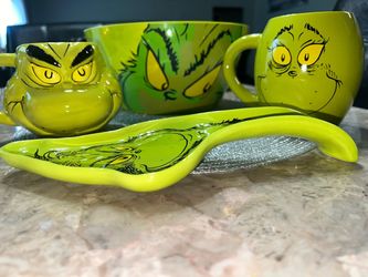 Grinch-themed 4-piece serving