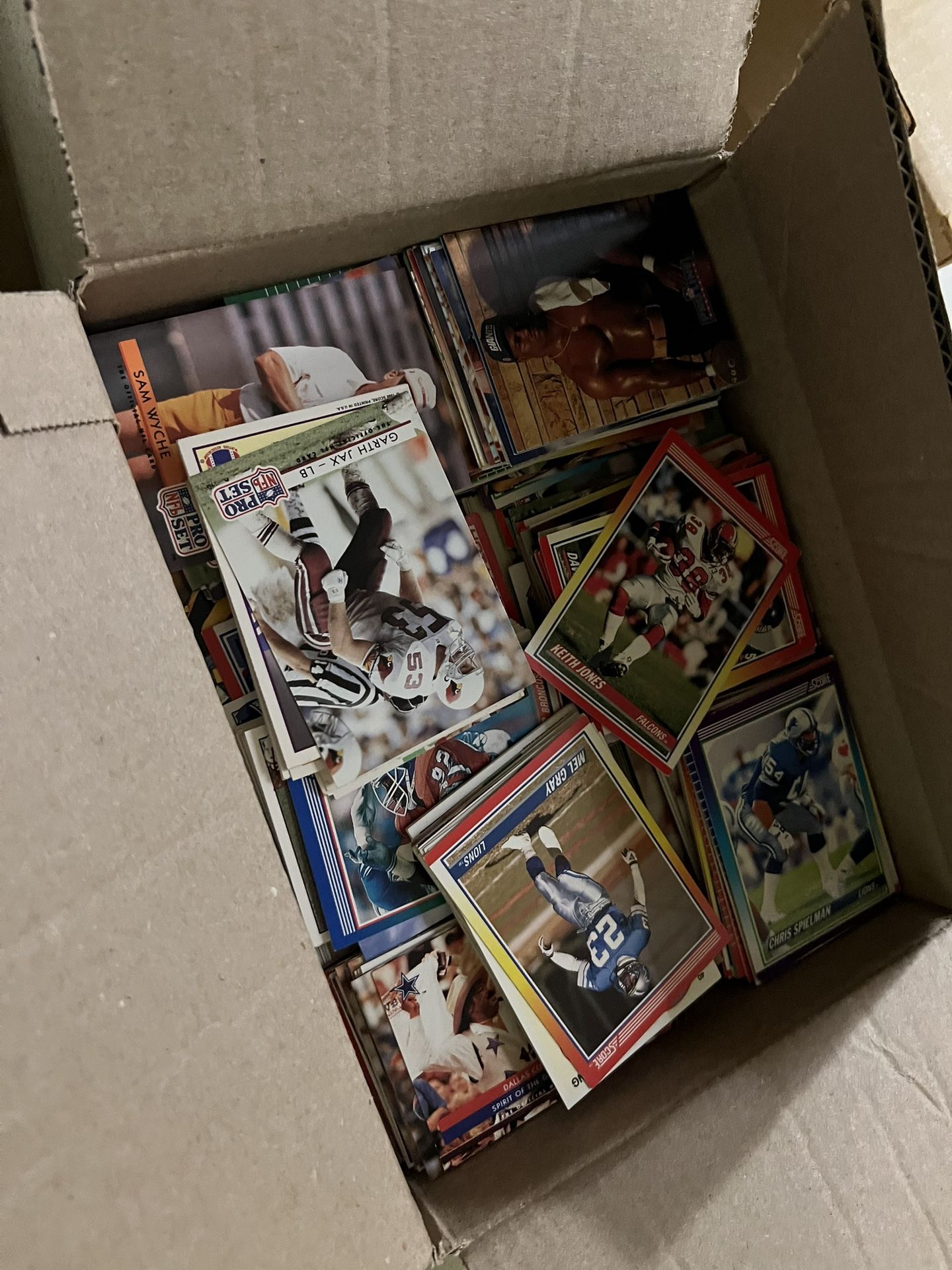 Around 1500 football cards