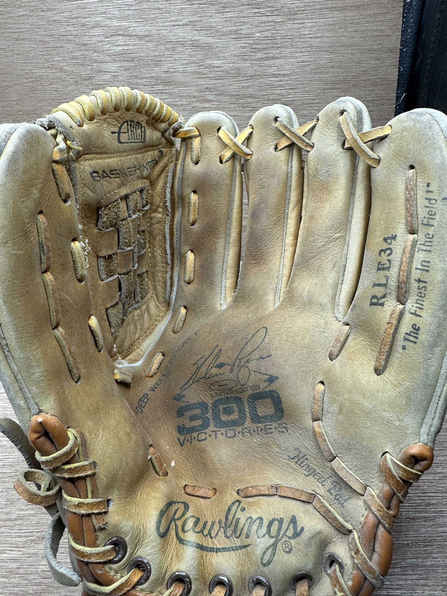 Vintage 1990 Rawlings RLE34 Nolan Ryan Baseball Glove Mitt RHT 300 Victories