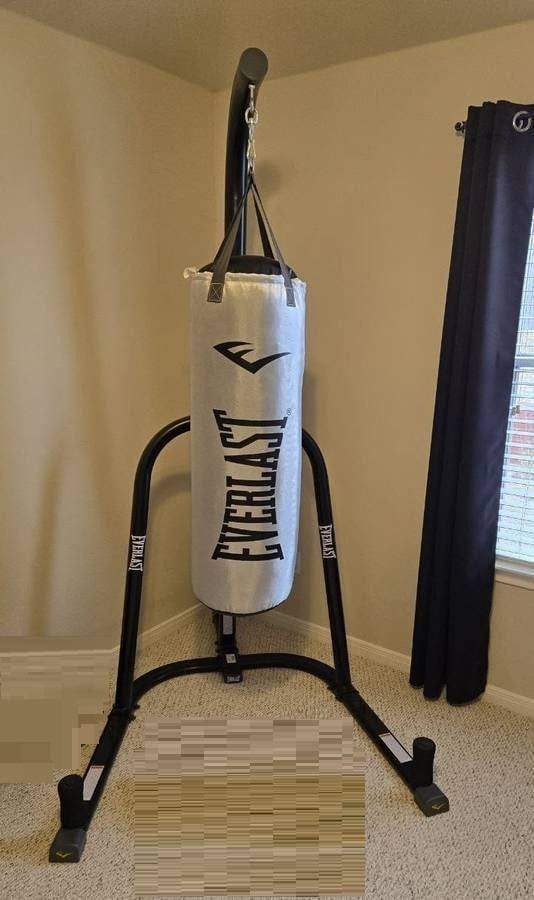 NEW Everlast Single Station Heavy Bag And Stand