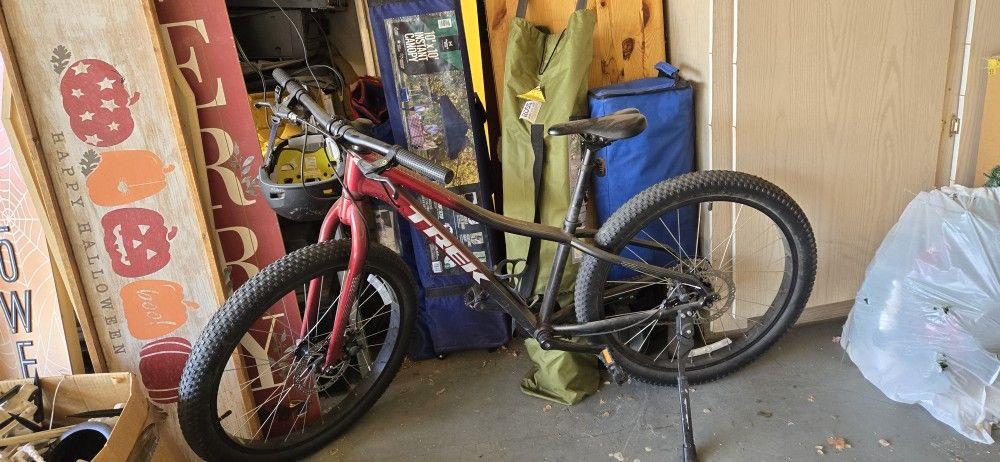 Trek Roscoe 24 Kids Bike MTB Black/red