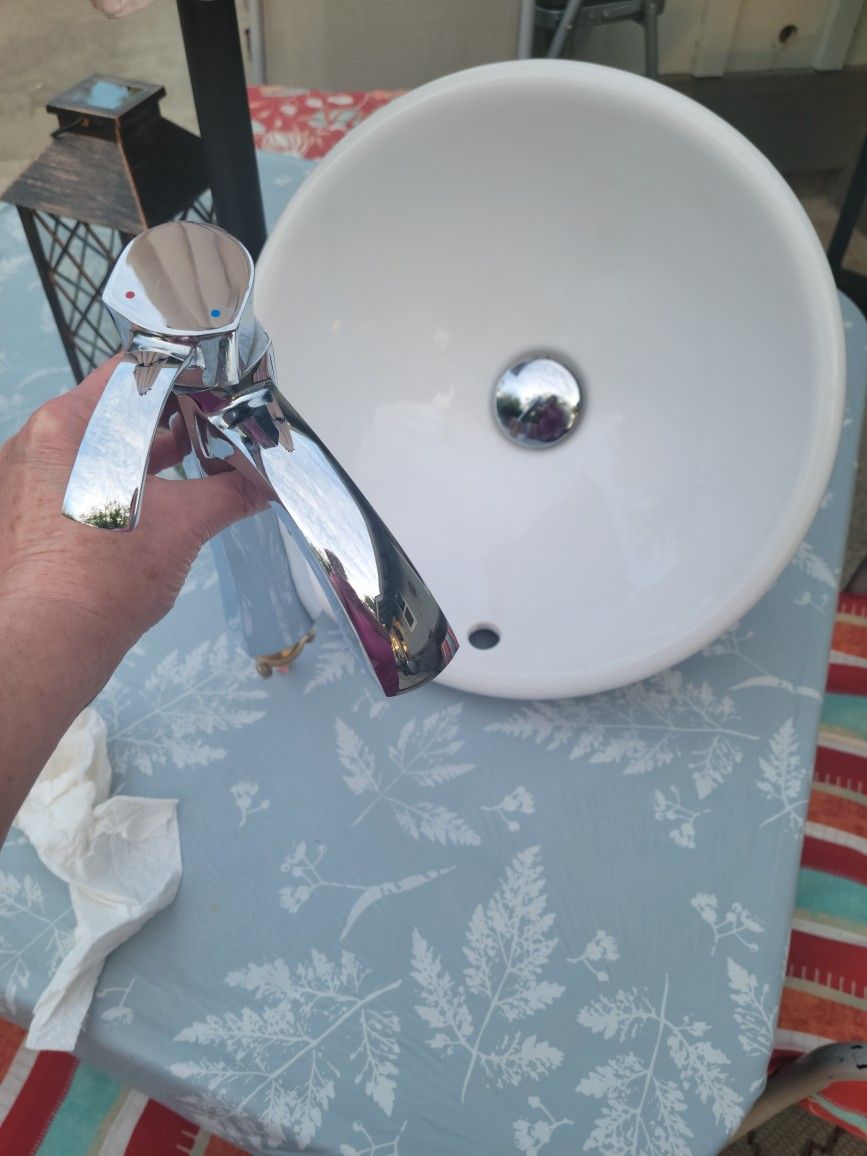 Bathroom Sink/Faucet