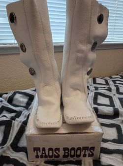 Vintage Taos 4 conch Moccasins