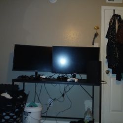 Xbox One Two 32in Samsung 4k 