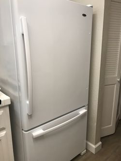 Amana Refrigerador- freezer on bottom