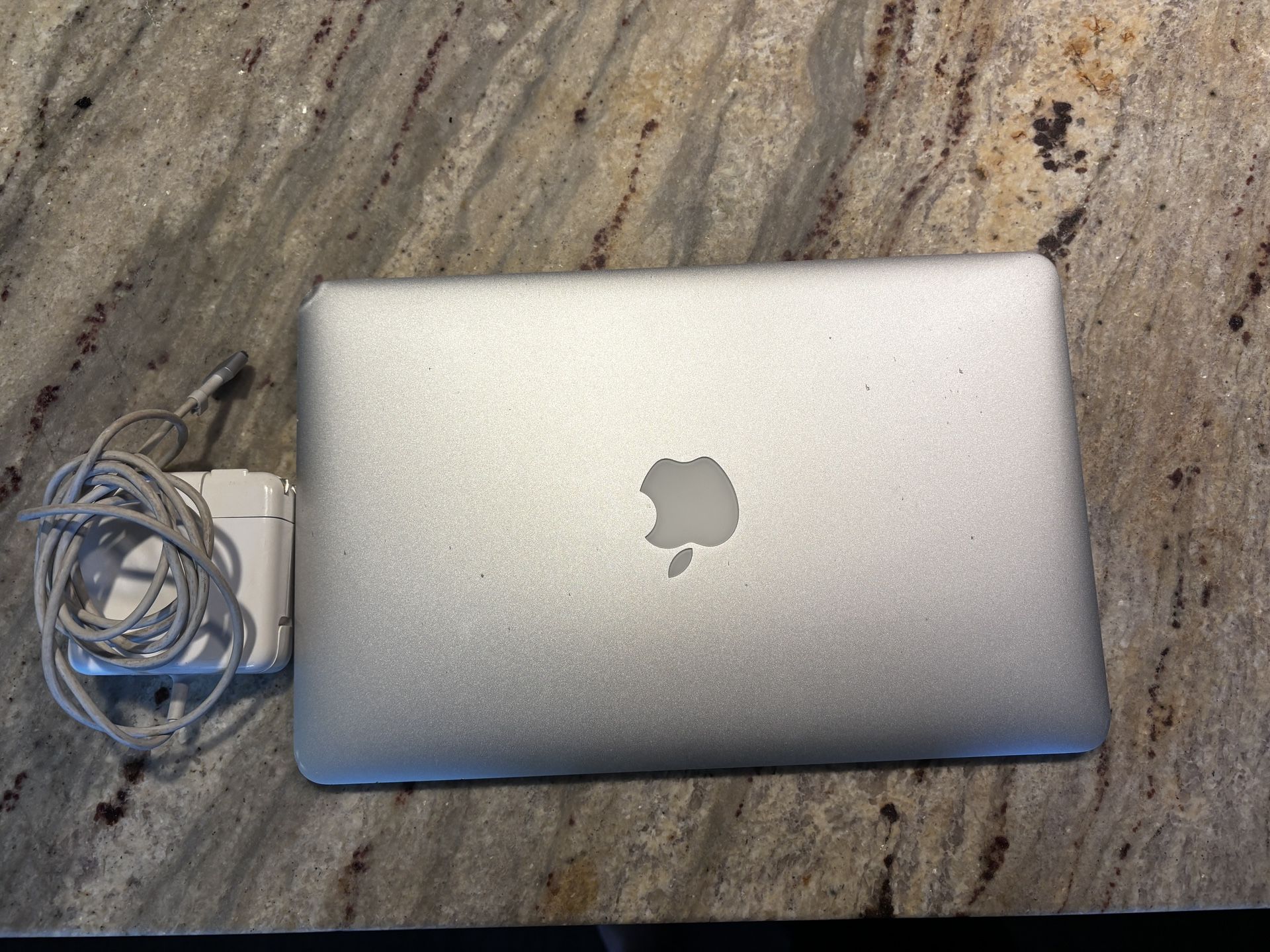 MacBook Air 11 (Charger Included