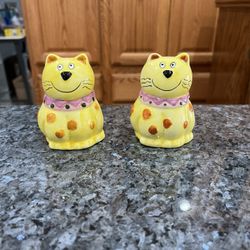 Ceramic Pair of Yellow Cats Salt & Pepper Shakers. Size 3 1/2 inches tall.  Brand new never used.  