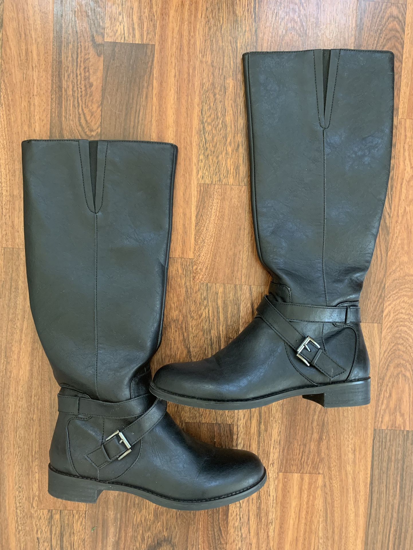 Kenneth Cole ladies’ sz 8.5 black vegan leather boots. Zip up