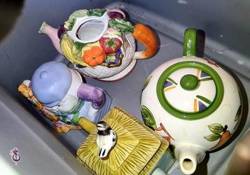 Option 1: Tote #1 (4-Piece Mystery Ceramic Teapot Lot)