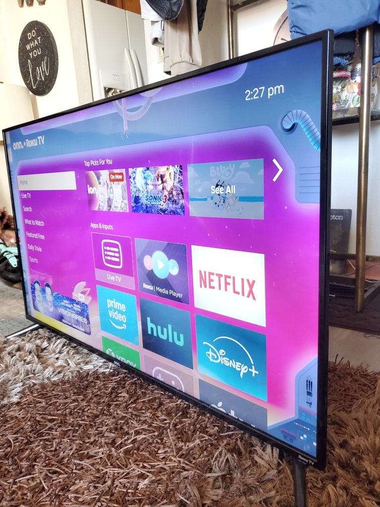 50" roku smart tv 4k great condition like new come with remote. Has great quality pics work perfectly Fine
