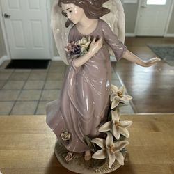 Lladro Angel Holding Flowers-EXCELLENT CONDITION
