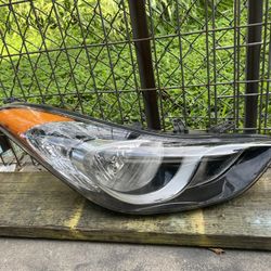 2014-2016 Hyundai Elantra Headlight Passenger Side USED