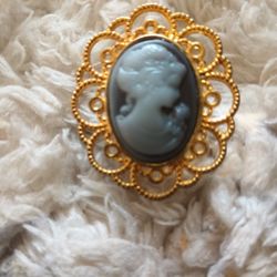 Goldtone Camero Brooch 