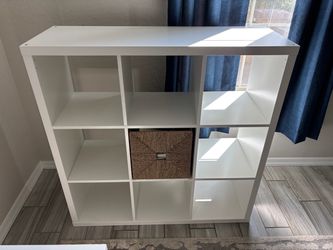 Shelf Unit with decorative basket