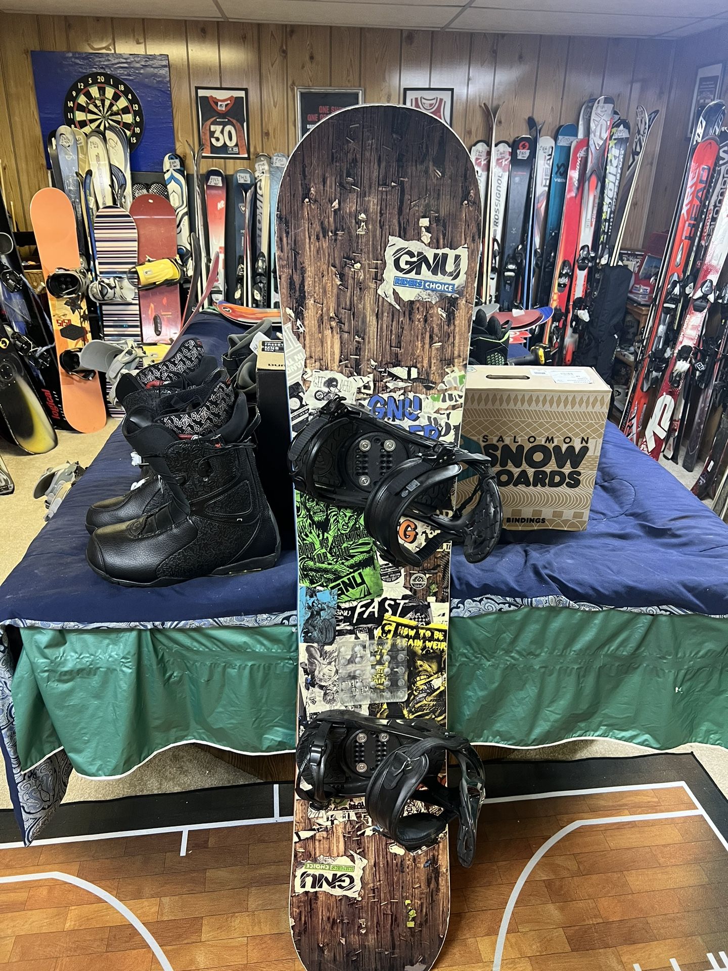 GNU SNOWBOARD PACKAGE WITH BOOTS AND BINDINGS 