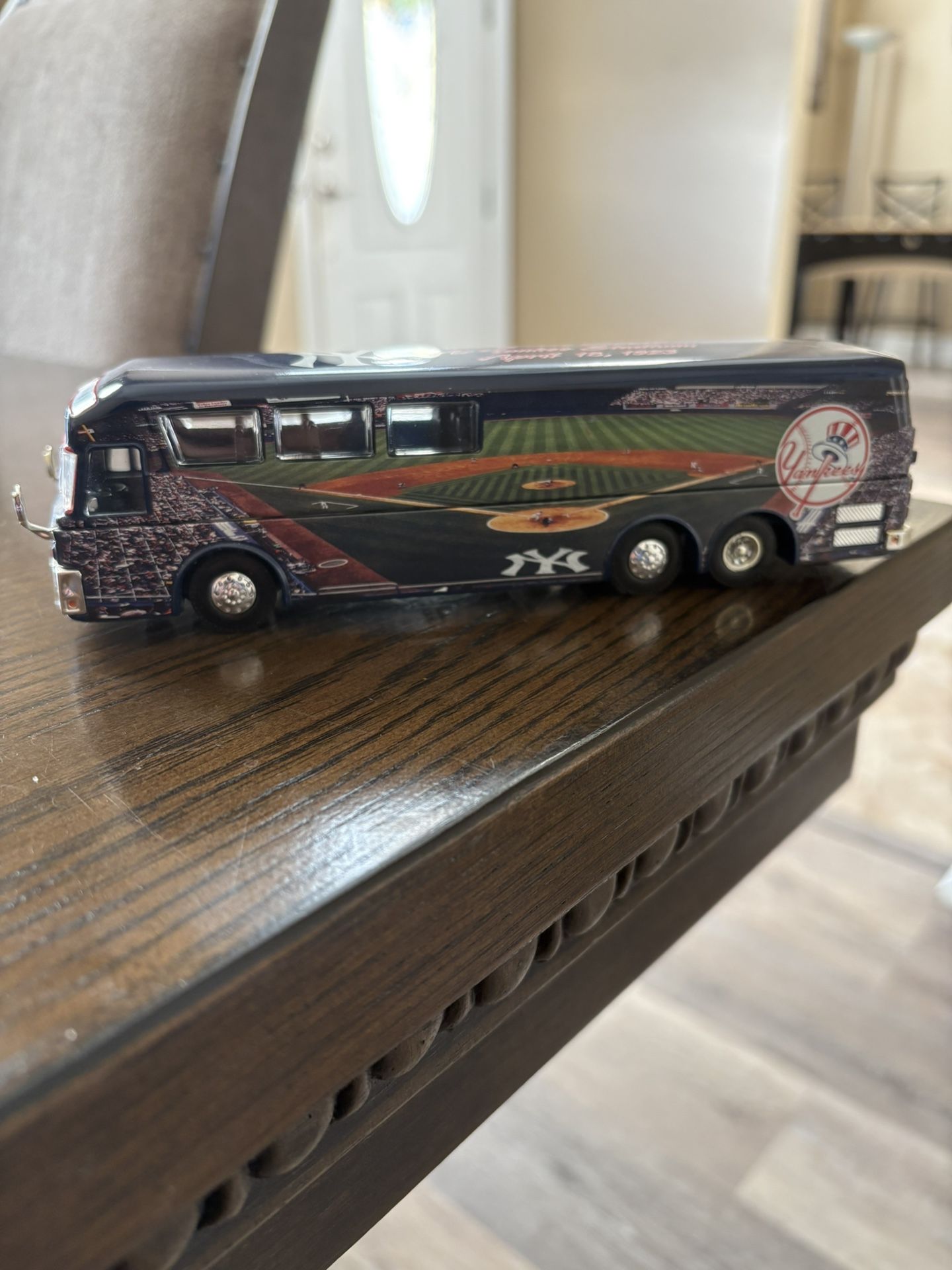 New Yankee Team Motor coach Ballpark Series White Rose Collectible Die Cast.