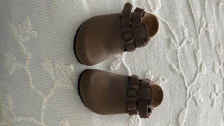 Girl’s Birkenstock clogs