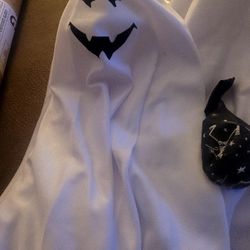 4 Hanging Ghosts And three halloween Balloons.