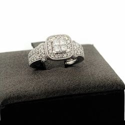 14k White Gold Natural Diamond Cluster Ring 1.0tcw 4.1 Grams. This js solid 14k gold with natural diamonds