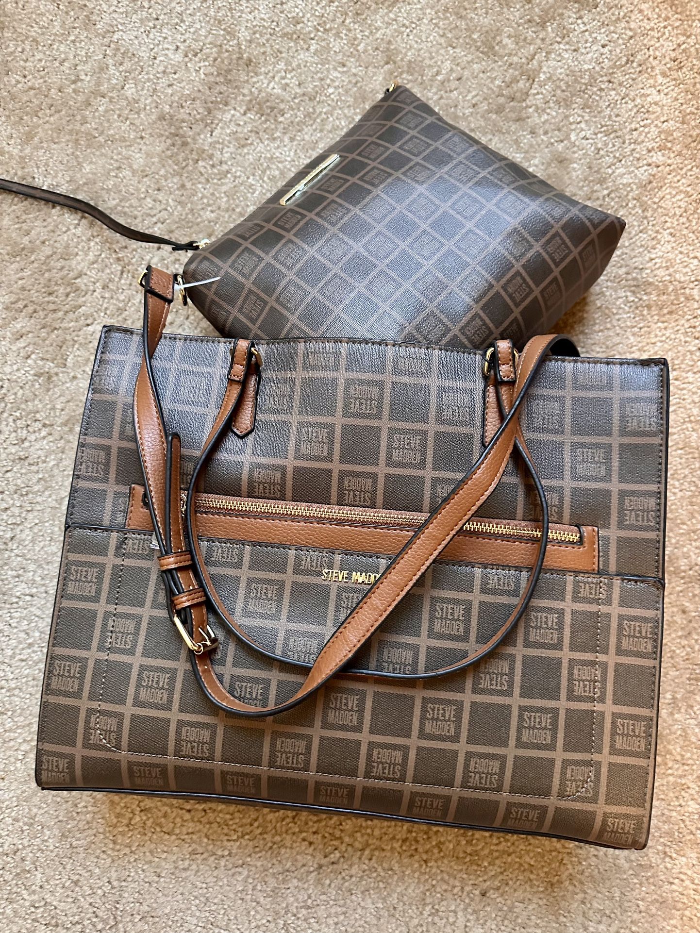 New Steve Madden 2 Pc large Tote And Wristlet/Body Purse Set