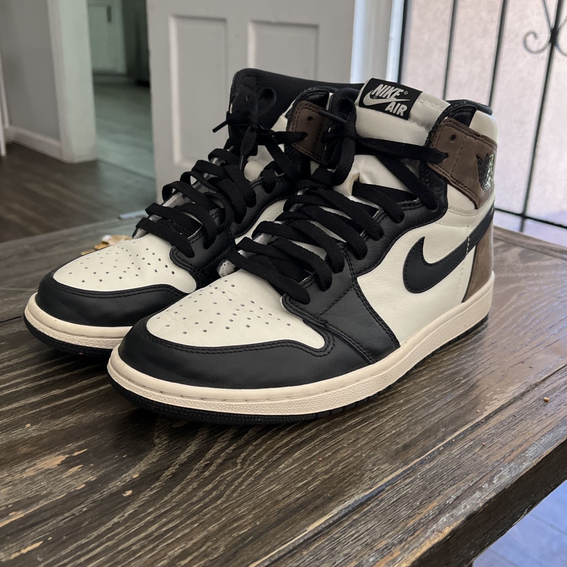 Air Jordan 1 Retro High OG Dark Mocha display picture 2