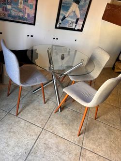 Glassing Dining Table w/Chairs