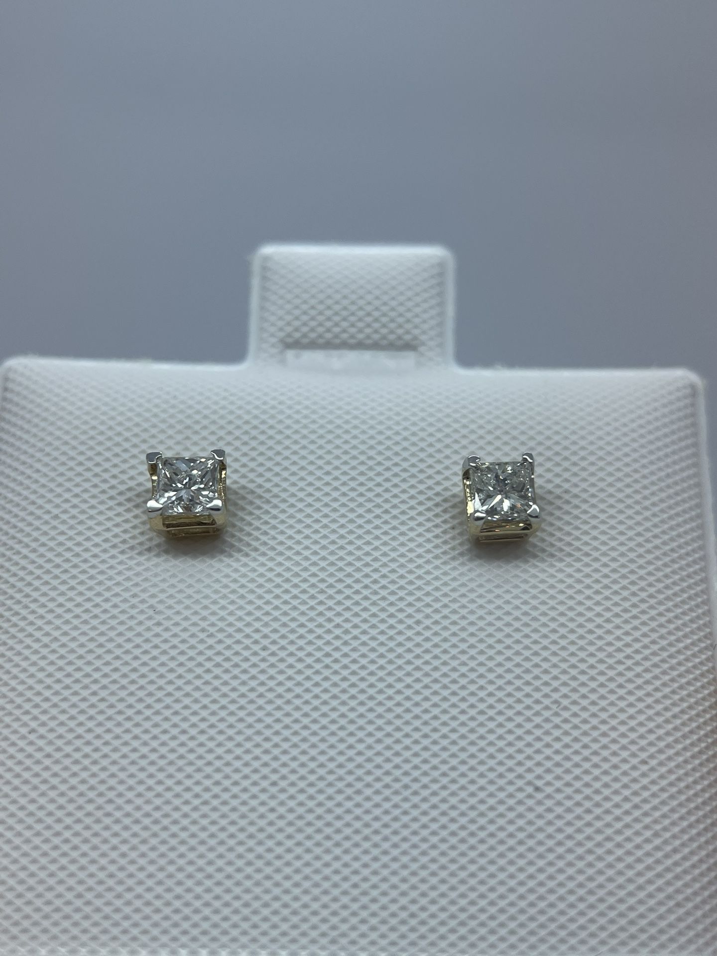 14 k gold princess cut diamonds earrings. New.