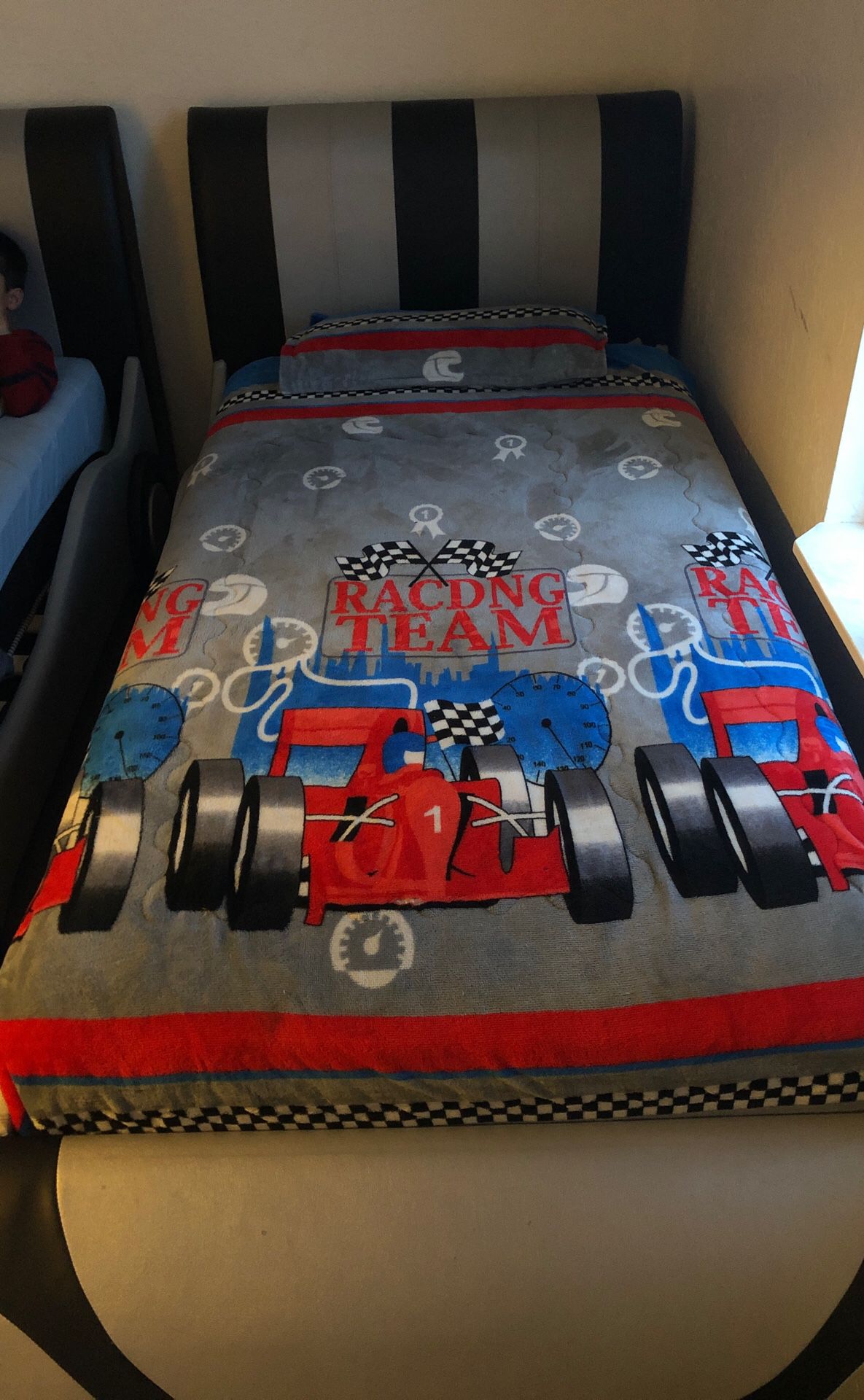 Twin car bed