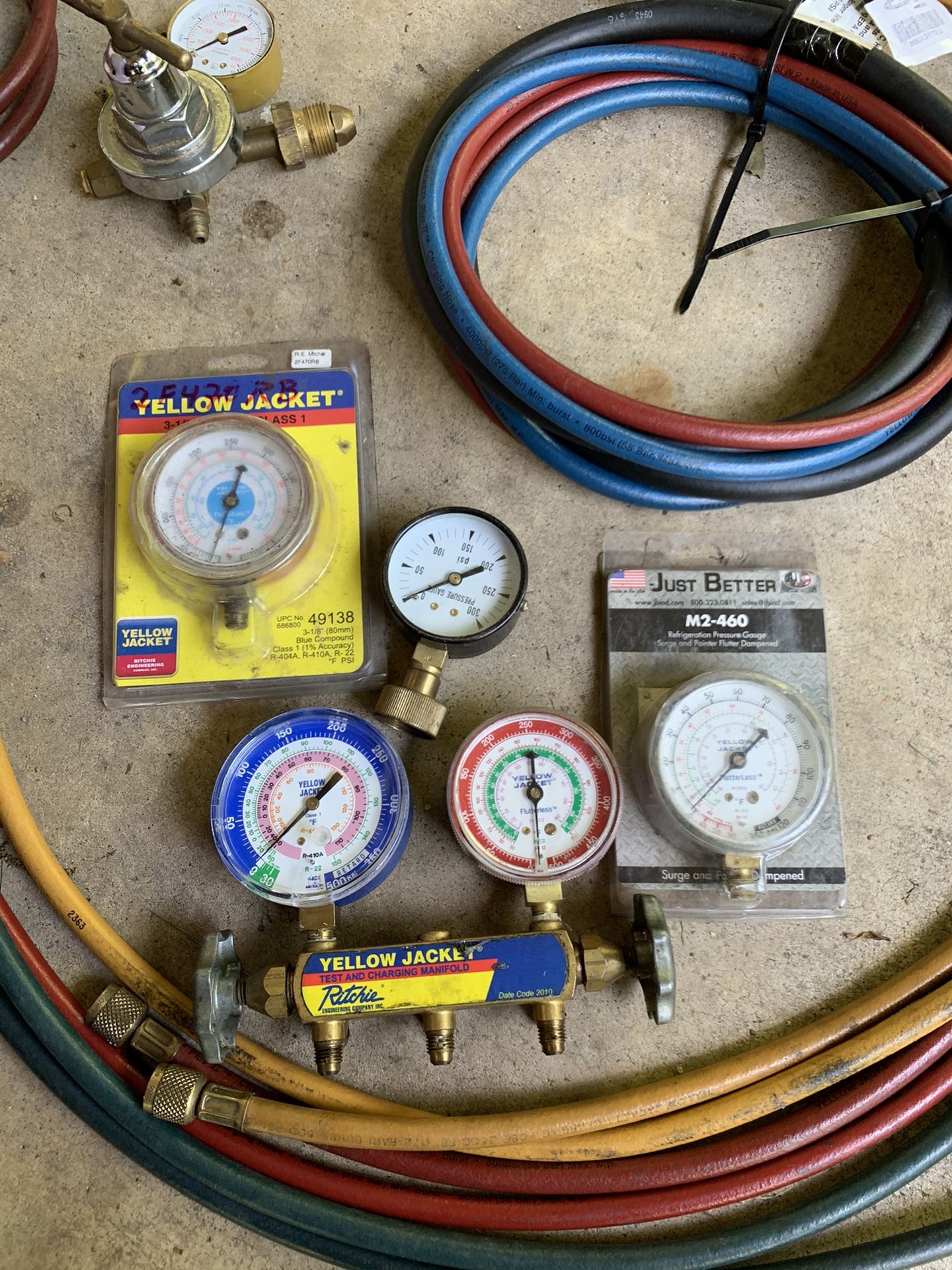 Heat pump manifold test and charging manifold yellow jacket