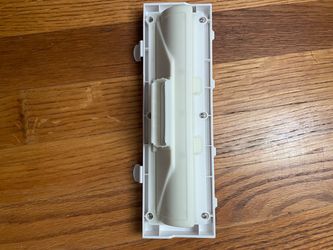 Brand New / Unused Roomba Main Brush Cover / Roller Brush Lid Accessory (Includes Rubber Scraper Strip) Item Condition: Unused, fully functional, com