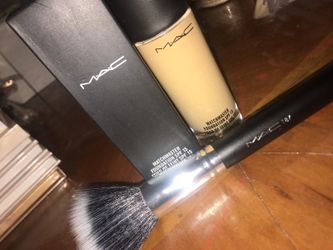 Foundation w/free brush