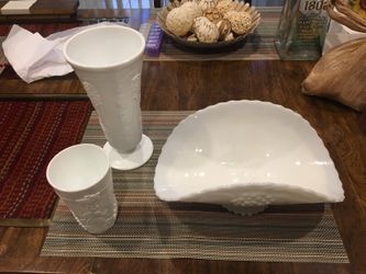 A set of three-piece white glass figures