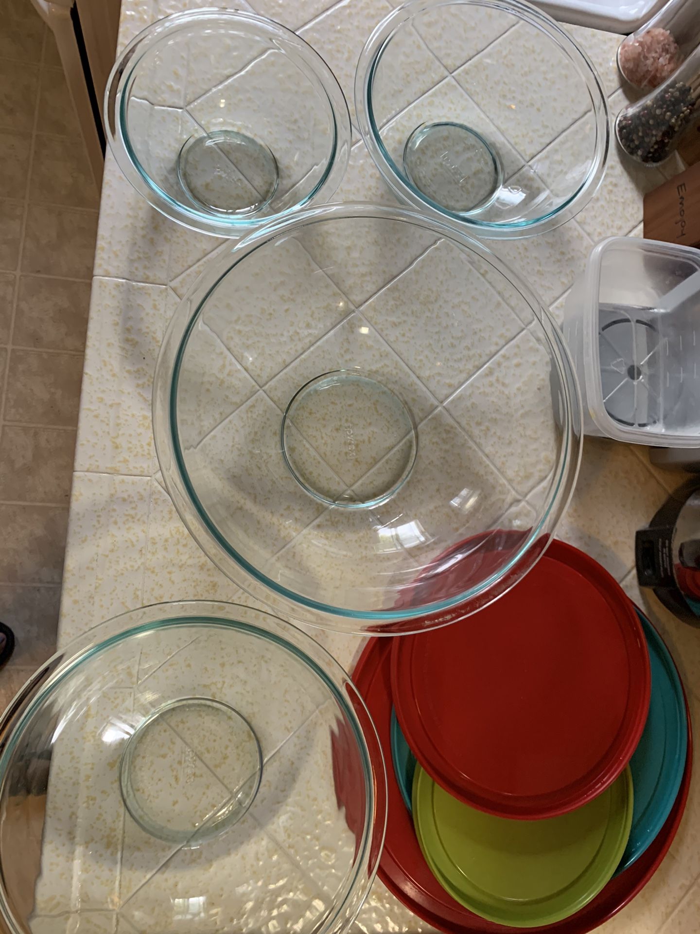 Pyrex set of four glass bowls with lids